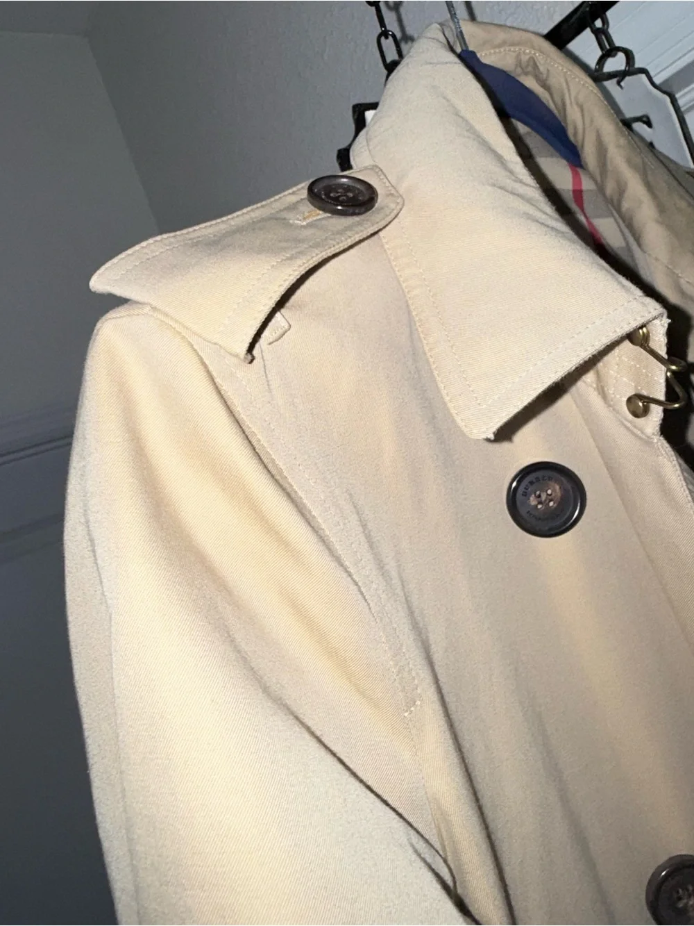 Burberry Beige and Black Nova Check Label Close-Up with Gold Chain Detail - Picture 8 of 16